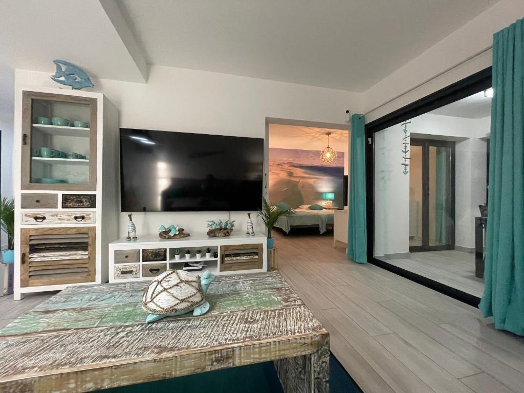 a living room with a large flat screen tv at MarVillaFuerte in Villaverde