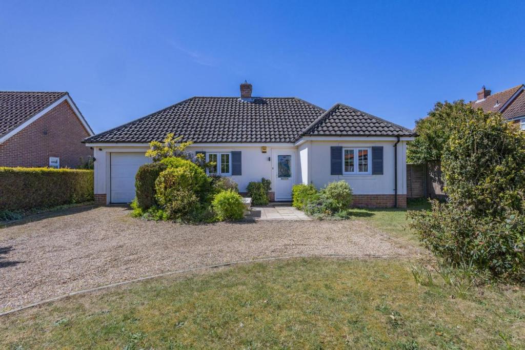 a white house with a large yard at 2 Bed in Snape oc-12sf in Snape