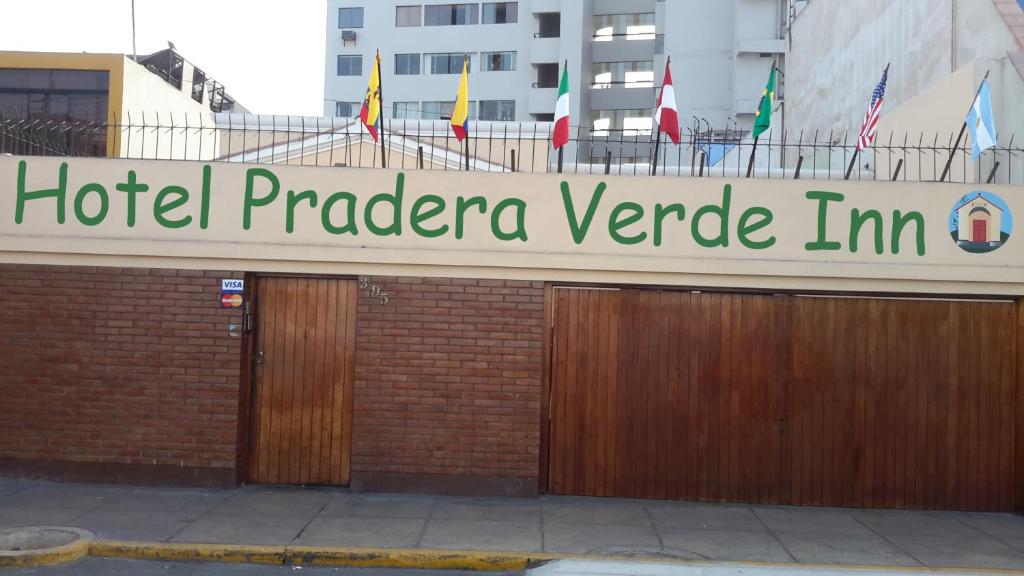 een hotel margarita vererate op een gebouw tekenen bij Hotel Pradera Verde Inn in Lima