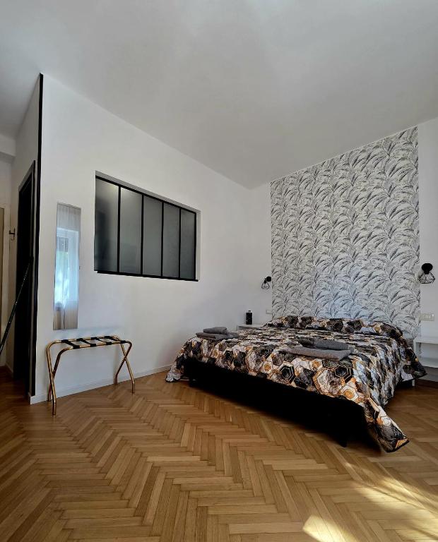 a bedroom with a bed and a wall at Elycon House Bergamo - Locazione turistica a camere in Bergamo