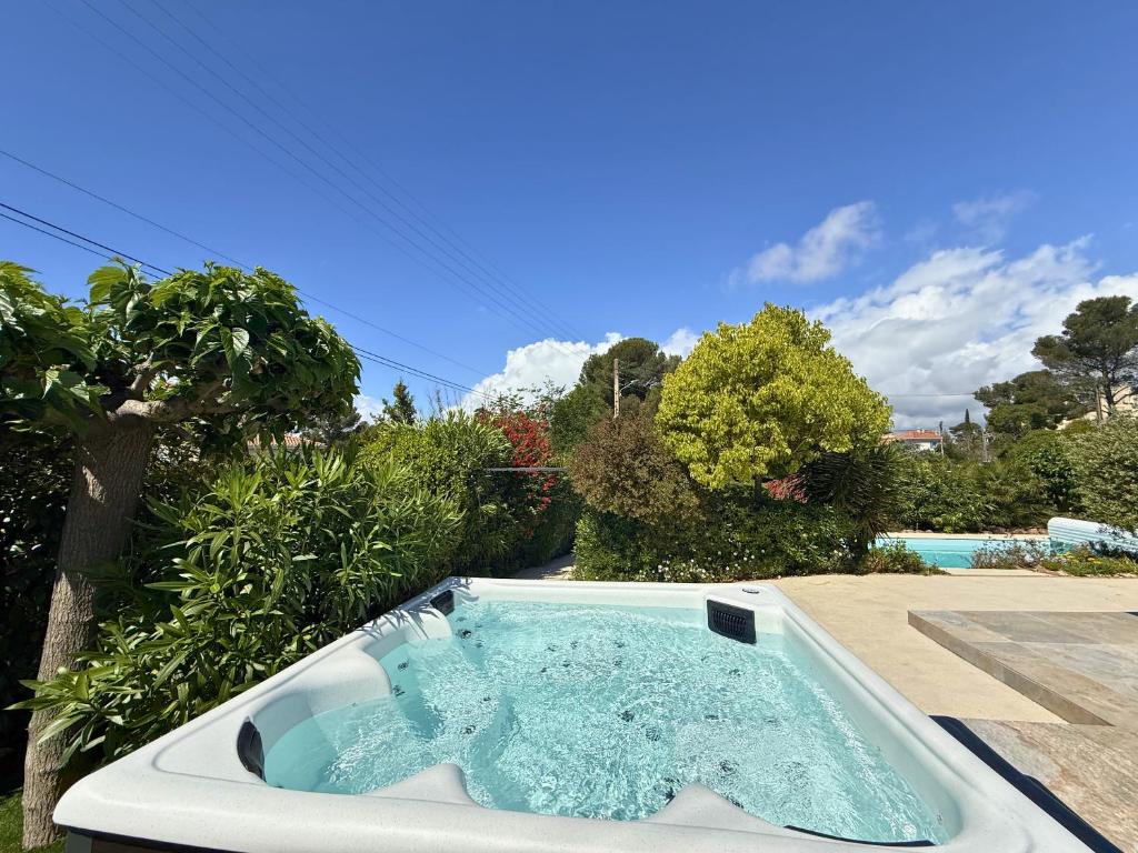 Villa avec jacuzzi & piscine - proche port & plages