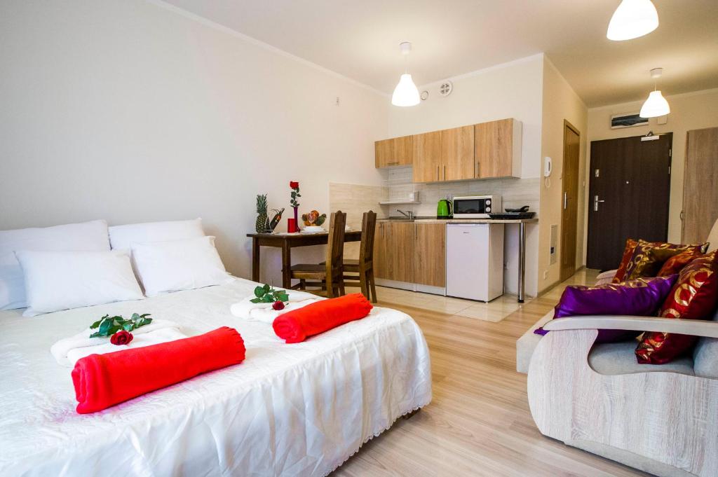 Un dormitorio con una cama grande con almohadas rojas. en Apartament Polonijna en Cracovia