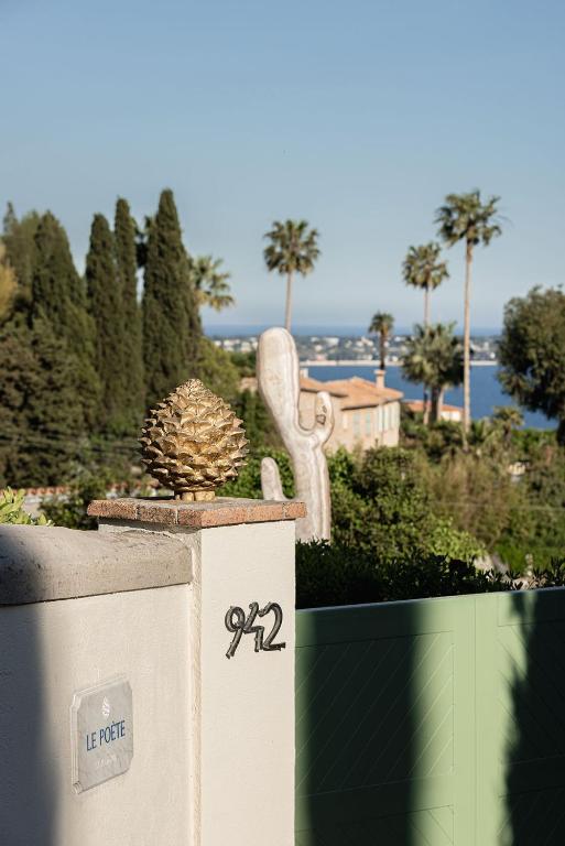 a statue sitting on top of a box at Maison Le Poete in Vallauris