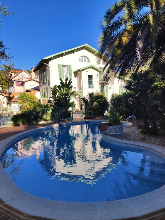 ein großer Swimmingpool vor einem Haus in der Unterkunft La Villa Roseraie , Hôtel Familial OUVERT TOUTE L'ANNEE in Vence