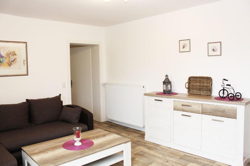 a living room with a couch and a table at Ferienwohnung Klein Süstedt in Klein Süstedt