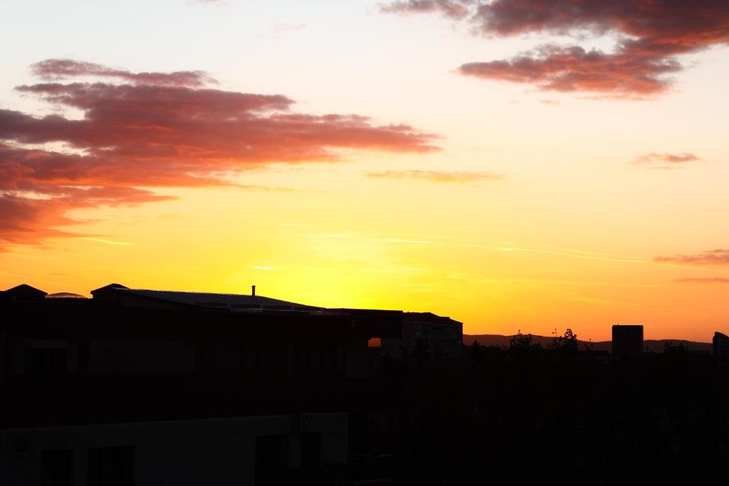 a sunset with the sun setting in the sky at FLH - Sunset Horizon near Shopping City with parking in Şelimbăr