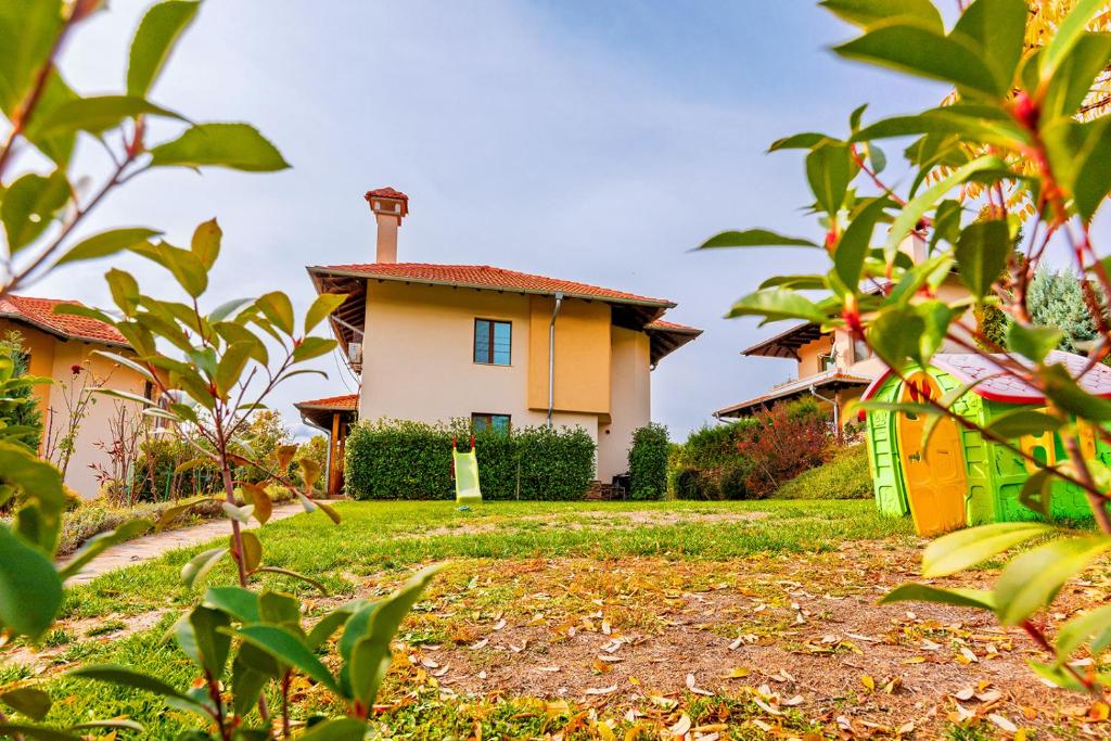 a house in the middle of a yard at Вила "Люляк" in Lakarevo