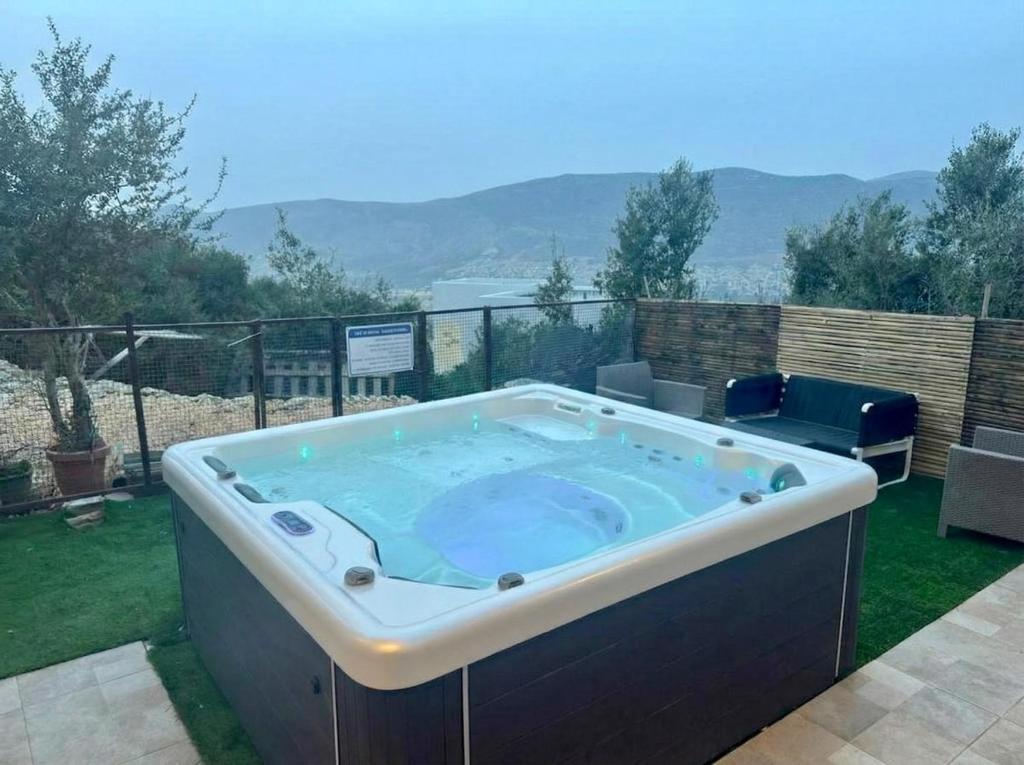 a jacuzzi tub sitting on top of a yard at michal Cozy Garden Unit & Jacuzzi in Kammon