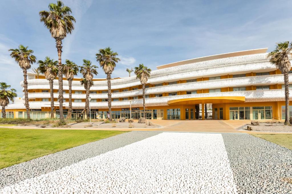 Vibes Resort Brand-new studio with rooftop pool Naturist Village