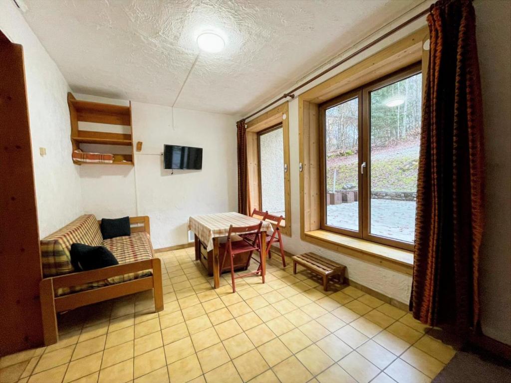 a living room with a couch and a table at Chalet Le Refuge in Samoëns