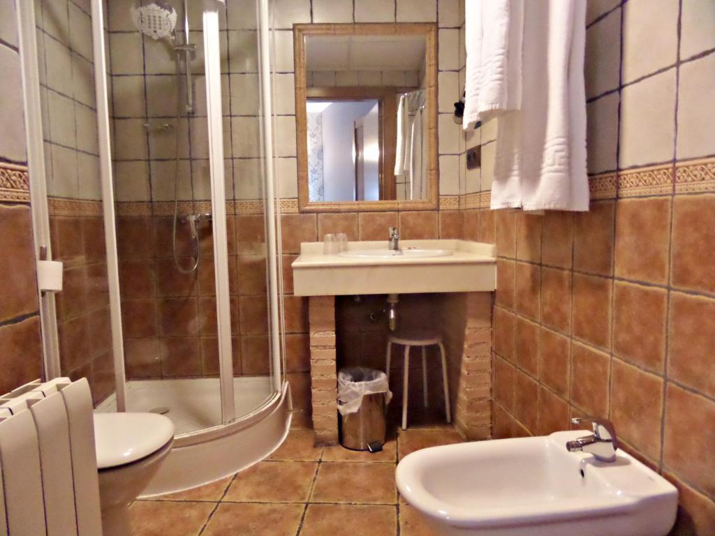 Koupelna v ubytování Hotel Medina de Toledo
