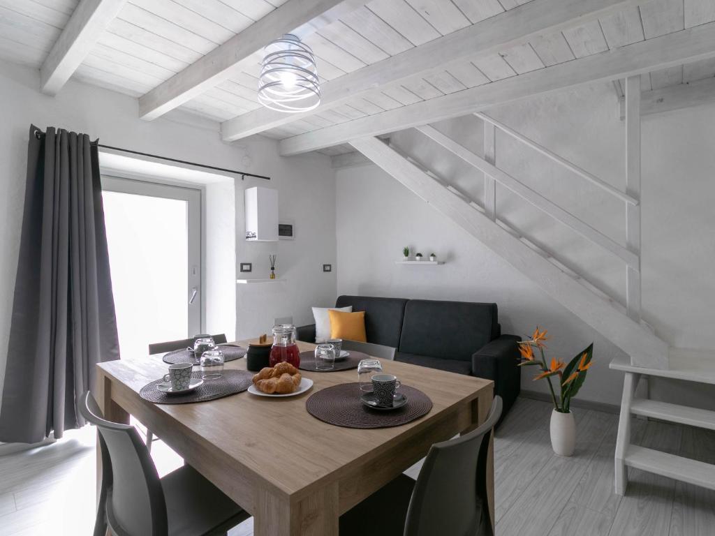 a dining room with a wooden table and chairs at Zia Elisa Mare e Comfort - Tertenia in Tertenìa