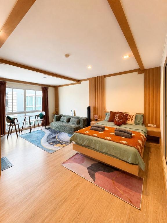 a bedroom with a bed and a living room at VONLUCK-Wonnapha Beach in Ban Bang Saen (1)