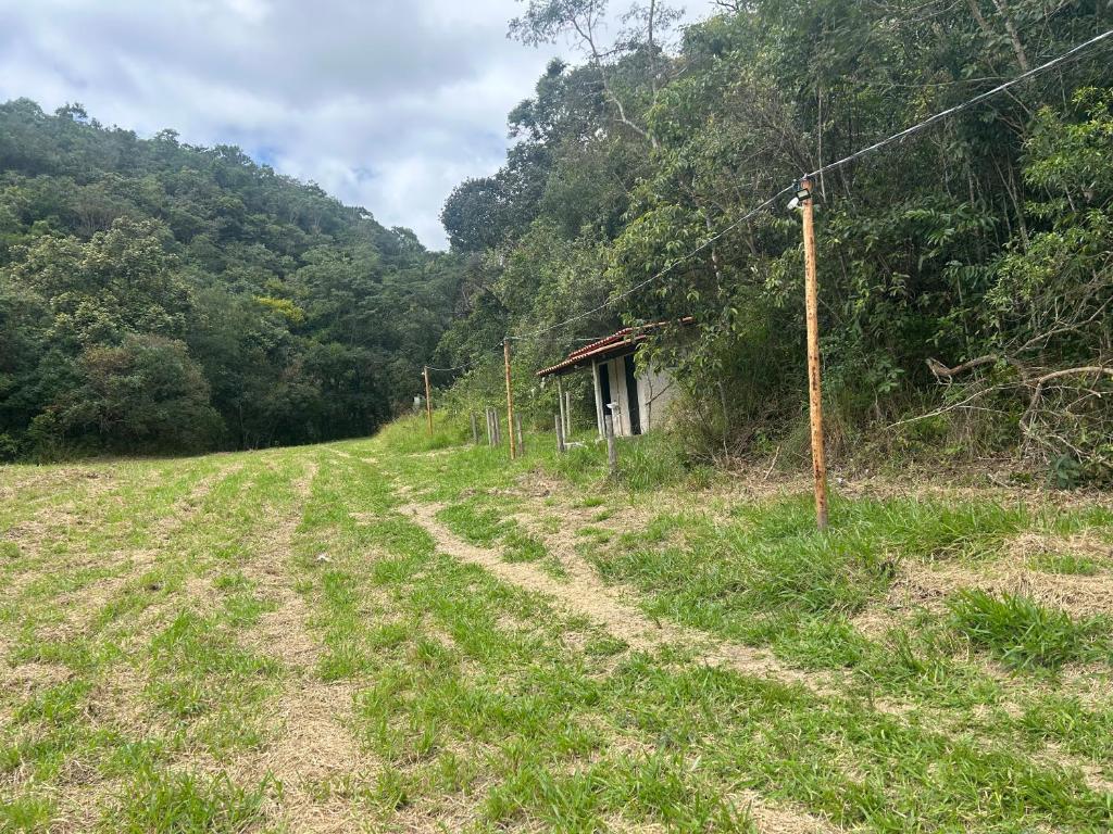 a dirt road in the middle of a field at Camping Cachoeira Bem Vinda in Itabirito