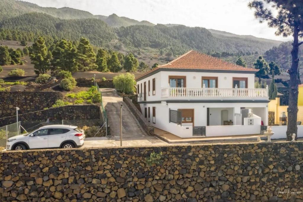 a white car parked in front of a house at vv Cerca Nueva in Las Manchas