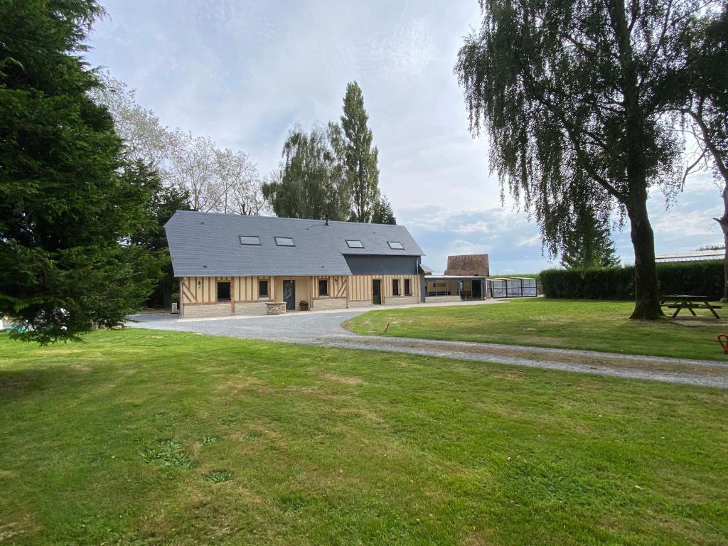 a barn house with a gambrel roof at Le Cocooning in Asnières