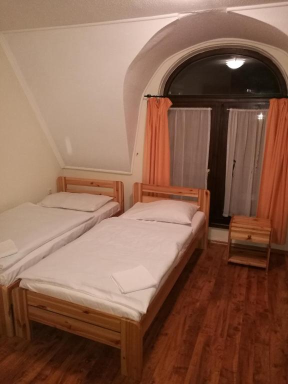 Postel nebo postele na pokoji v ubytování Mátyás Szállás