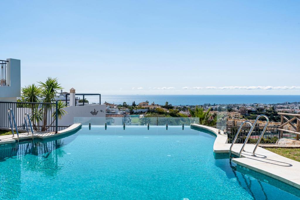 Luxurious Penthouse - View, Roof Terrace, 3BR - 2BA