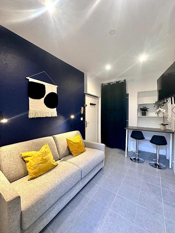 a living room with a couch and a table at L horizon bleu in Mulhouse