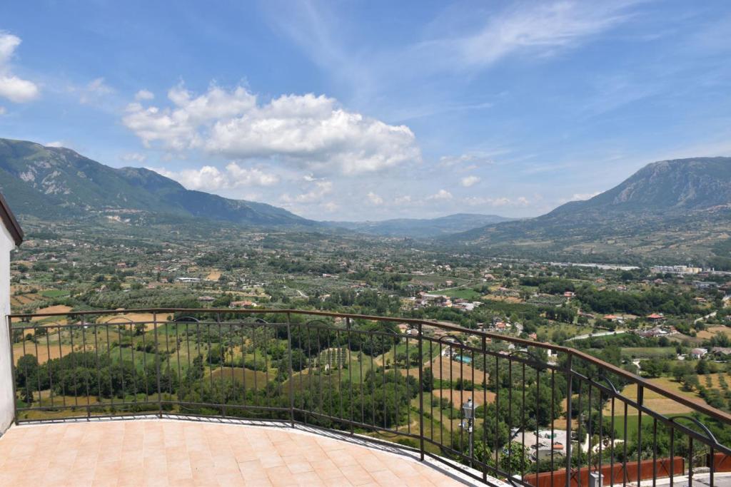 Oliveto Citra的住宿－Ostello della Gioventù Massimo Troisi，房屋的阳台享有城市美景。