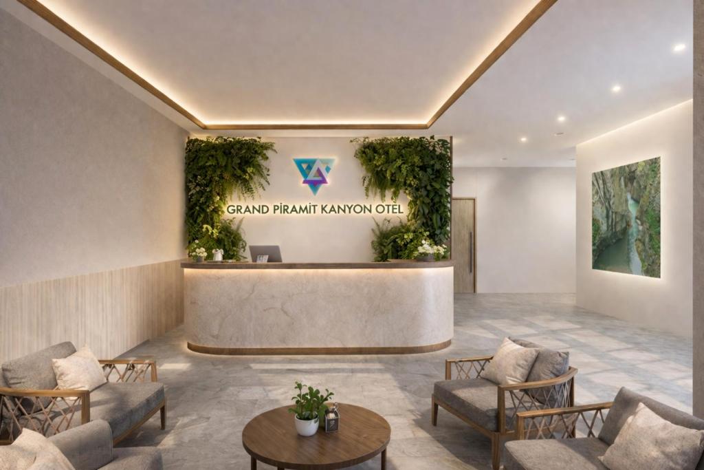 a lobby at the grand franklinuanauana clinic at Grand Piramit Kanyon Hotel in Pınarbaşı