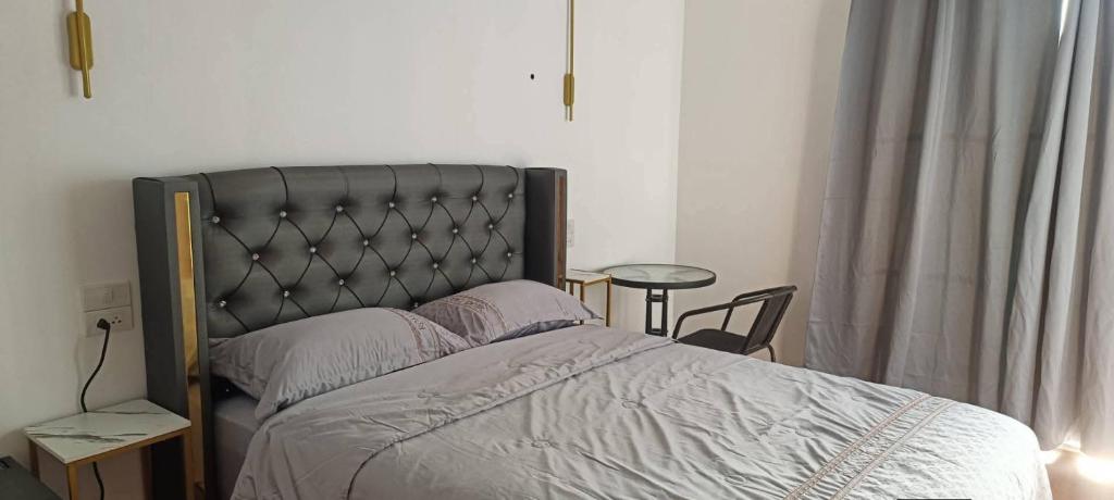 a bedroom with a bed and a table with a chair at Bann sawnMBNA in Ban Mae Pha Haen
