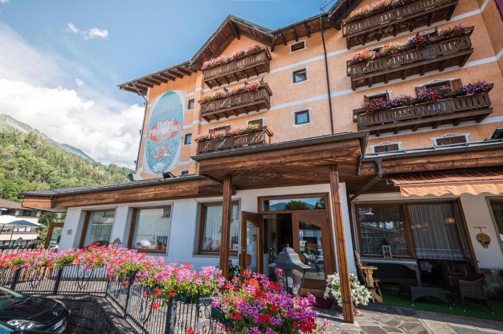 a building with flowers in front of it at Hotel Primiero in Tonadico