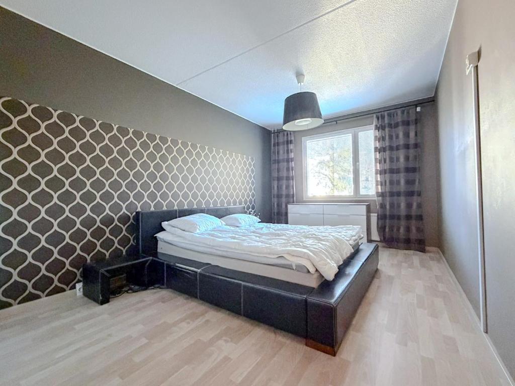 a bedroom with a bed in a room at Moderni kolmio Ilmainen Pysäköinti! in Jyväskylä