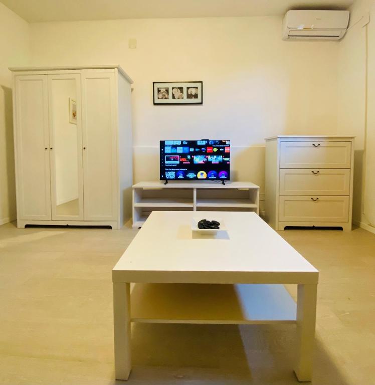 a room with a table and a tv in it at Salis in Novigrad Istria