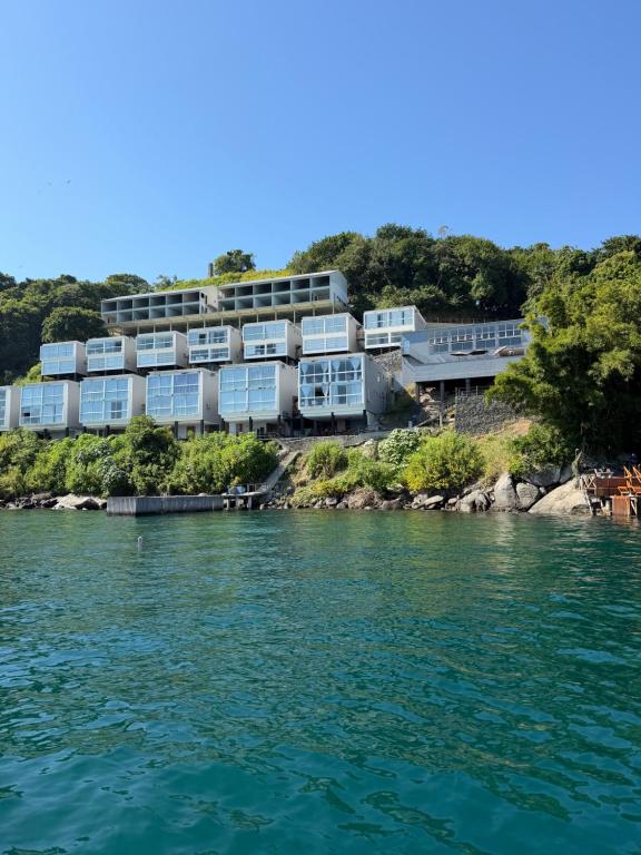 a building on the shore of the water at Refúgio da Lagoa azul in Angra dos Reis
