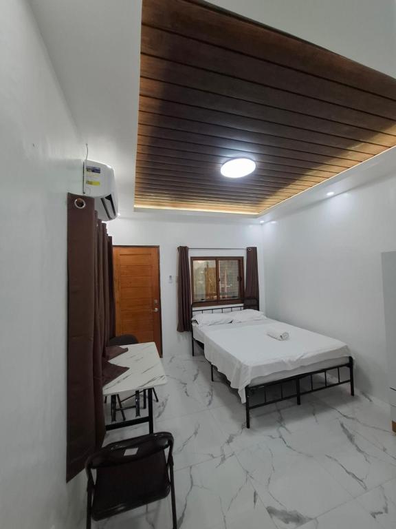 a room with a bed and a table and chairs at Watermelon apartment in San Isidro