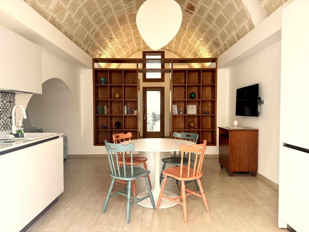 a kitchen and dining room with a table and chairs at I quattro Pumi in Mola di Bari