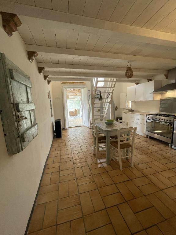 a kitchen with a table and chairs in a room at Casa Collina - Giardino in Pisticci