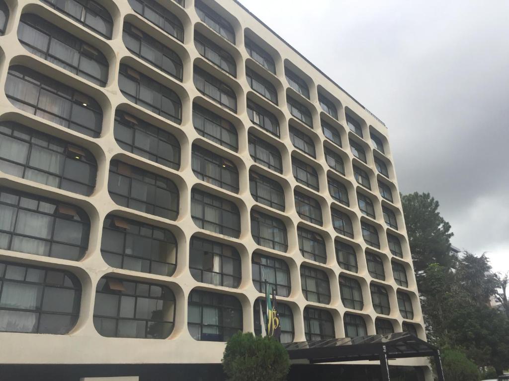 un gran edificio con muchas ventanas laterales en Phenícia Bittar Hotel, en Brasilia