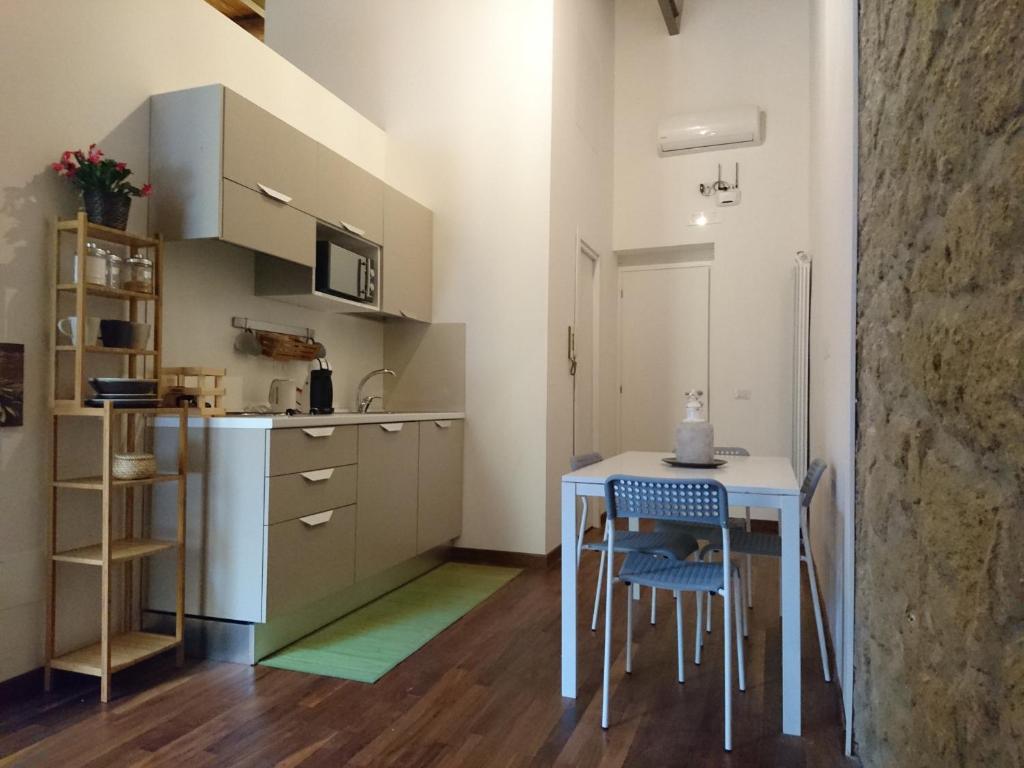 ナポリにあるLa Casa di Apolloのキッチン(テーブル、椅子付)