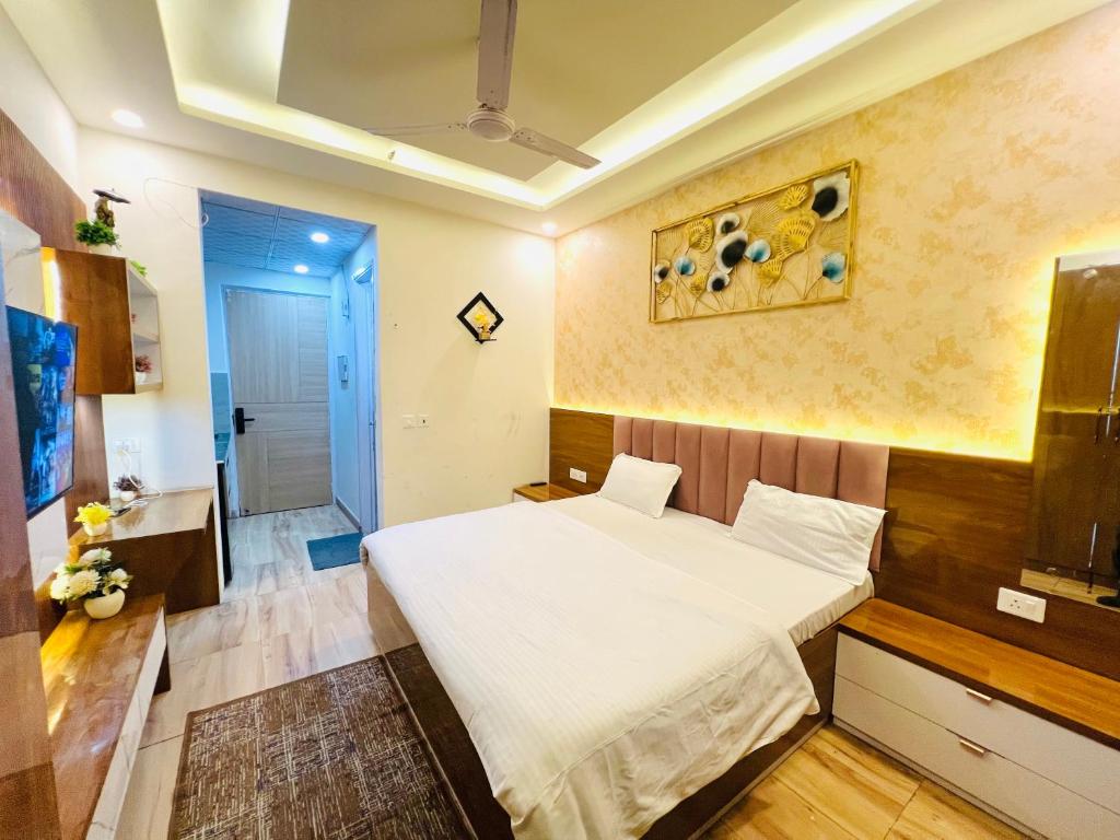 a bedroom with a large white bed in a room at Gr Noida Stay & BNB in Greater Noida