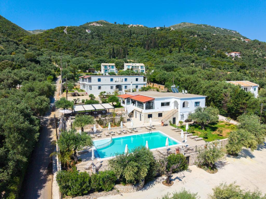 Luftaufnahme eines Hauses mit Swimmingpool in der Unterkunft Crystal Blue Hotel, Barbati, Corfu in Barbati