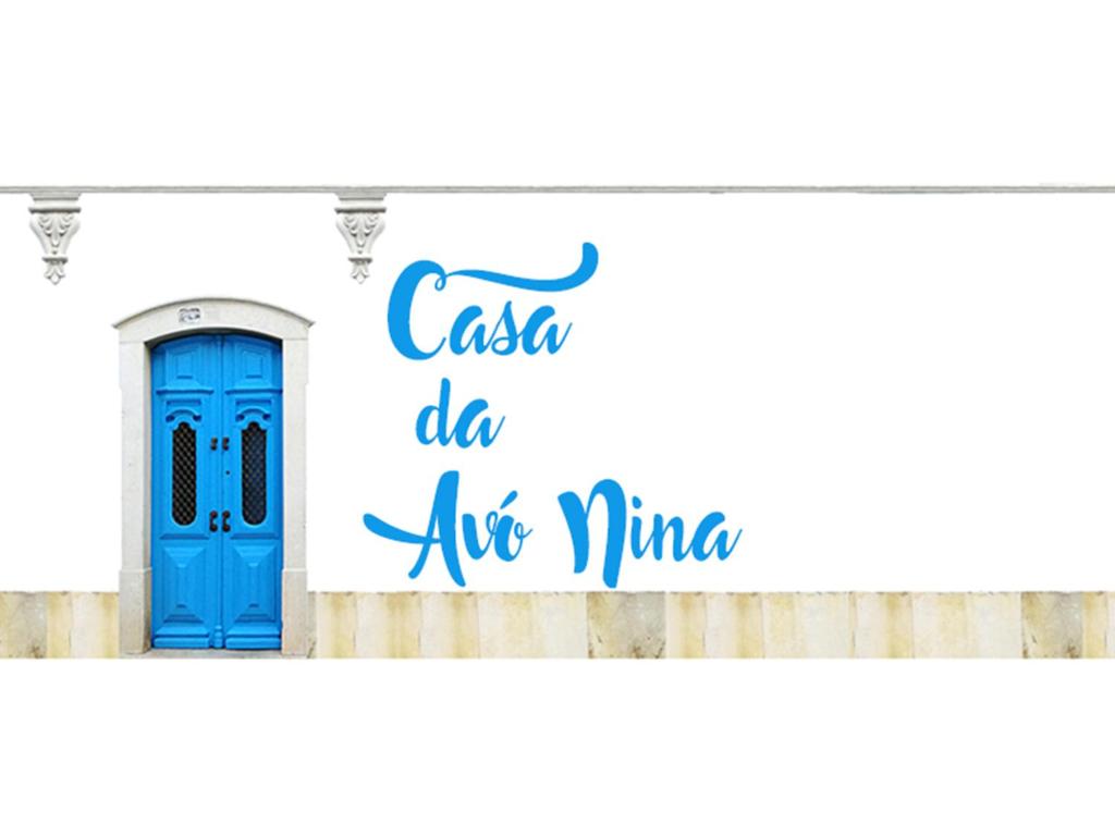 フゼタにあるCasa da Avó Ninaの青い扉の看板