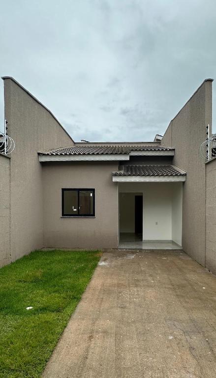 a house with a driveway in front of it at Casa nova, confortável e funcional em Redação-PA in Redenção