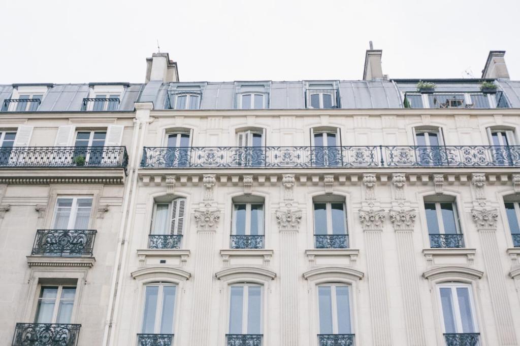 パリにあるザスイーツ パリ スタジオズ のバルコニー付きの建物の外観