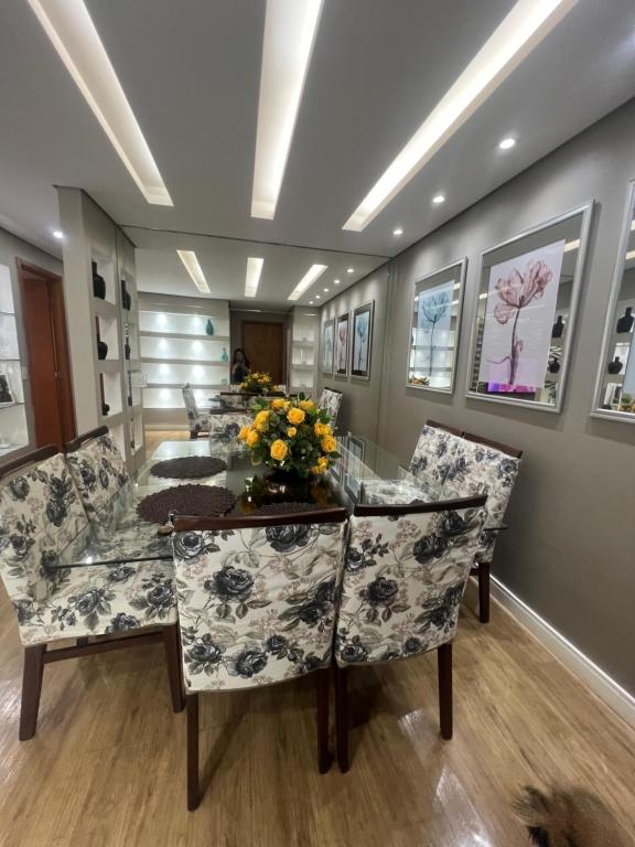 a dining room with a glass table and chairs at Apartamento de 3 quartos, climatizado com lazer completo in Brasília