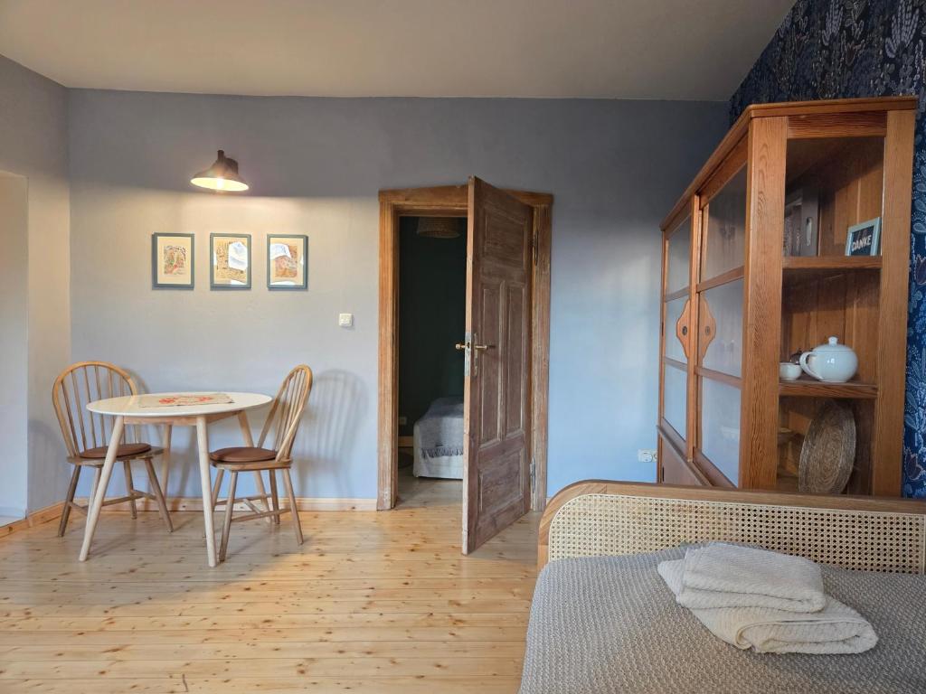a bedroom with a bed and a table and chairs at Apartment 2 im Martinsgarten Angermünde in Angermünde