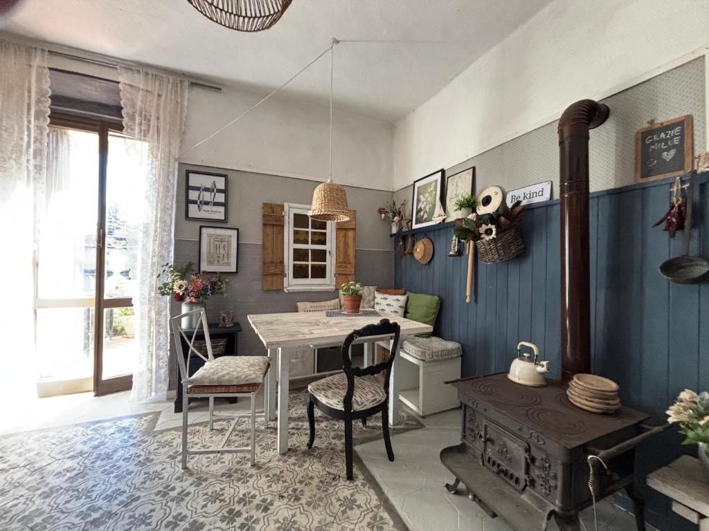 a kitchen with a table and chairs in a room at La casa dei nonni in Bracelli
