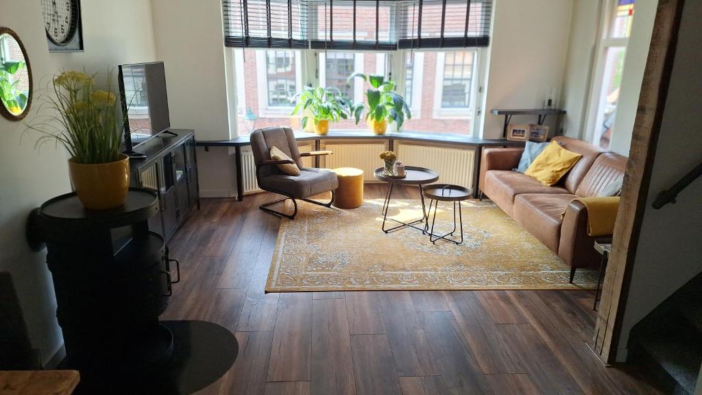 a living room with a couch and a table at Upstairs Stay Alkmaar in Alkmaar
