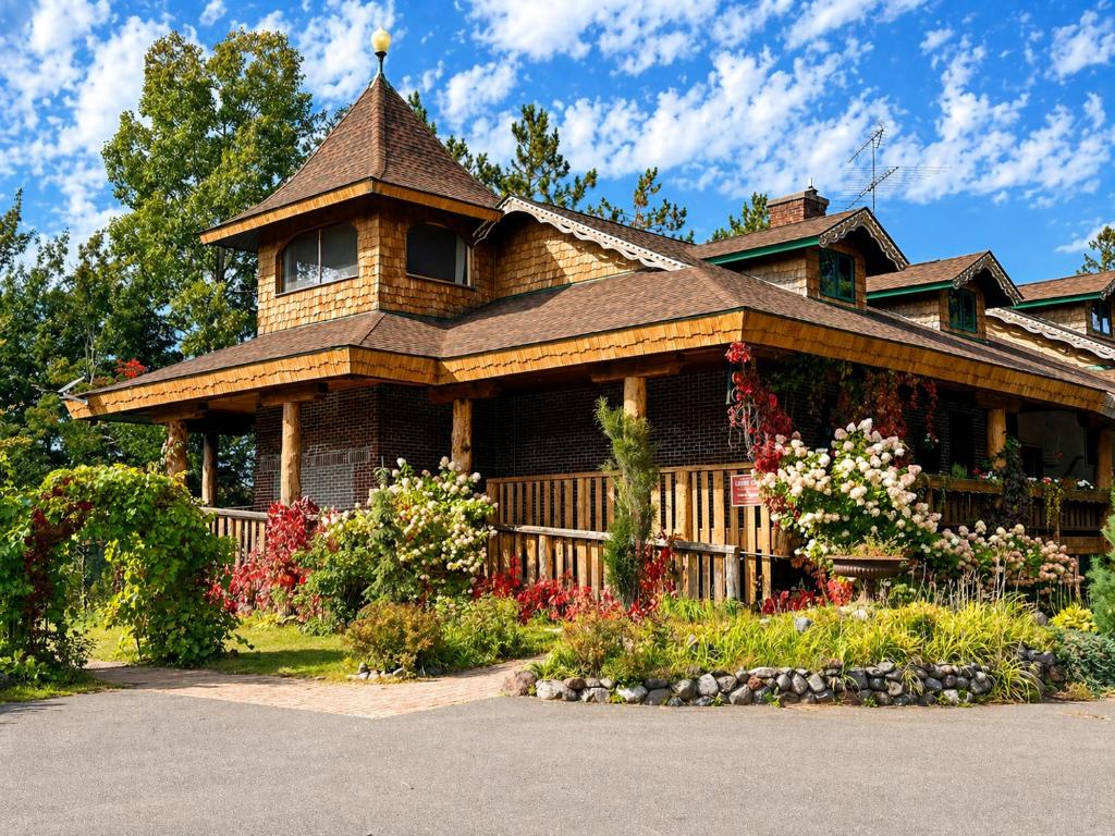 ein großes Haus mit einem Turm darauf in der Unterkunft Lenroot Lodge in Seeley