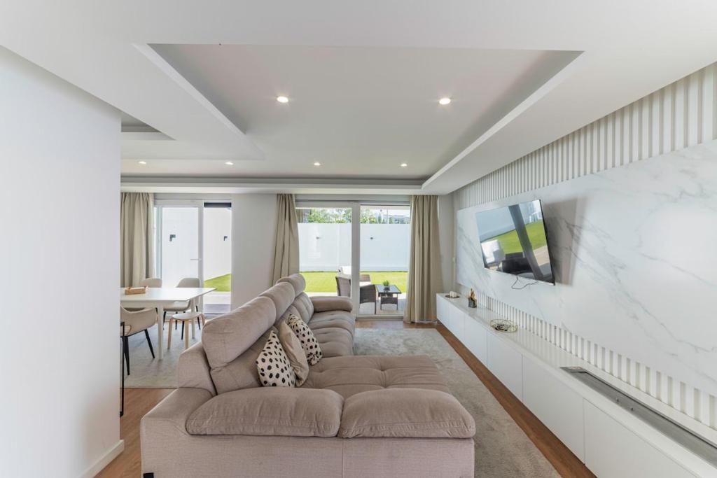 Villa Campolide - Stylish 4BR Home with Jacuzzi