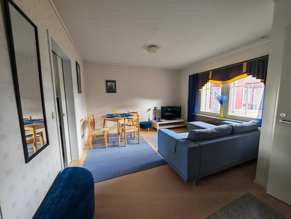 a living room with a couch and a table at Virsun majoitus in Ikkeläjärvi