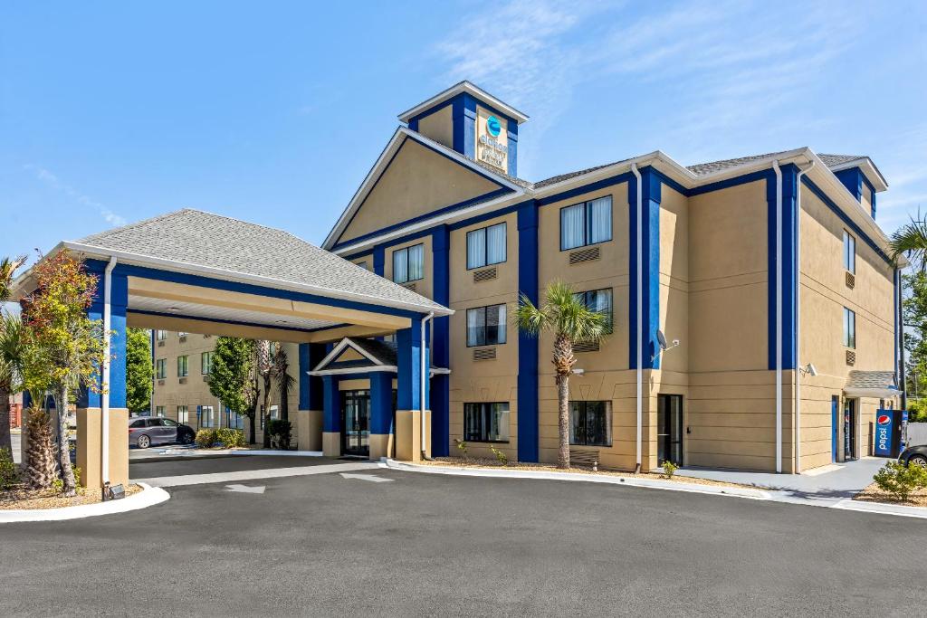 a large hotel with a parking lot at Clarion Pointe Jesup in Jesup