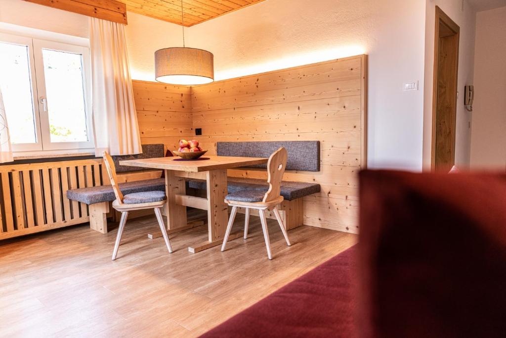 a dining room with a table and chairs at Haus Lohengrin Ferienwohnung 2 in Siusi