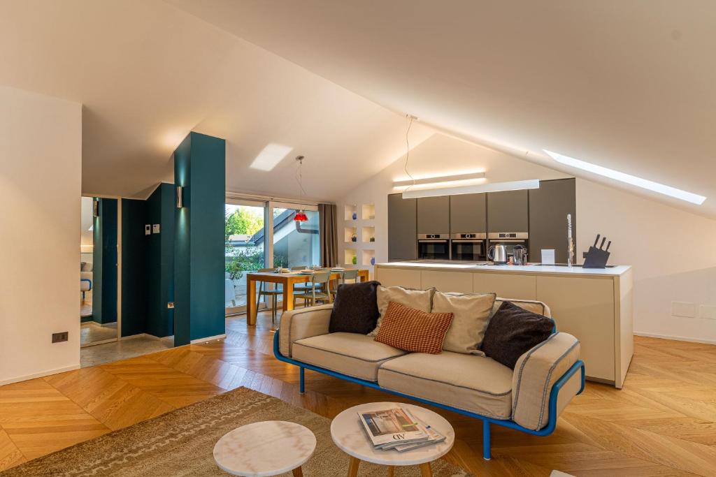 a living room with a couch and a kitchen at My cup of tea by Houset in Seregno